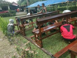 Bersama Warga Satgas Pamtas Yonif 126/KC Kerja Bhakti di Gereja Katolik Santo Mikael