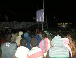 Satgas Pamtas RI-PNG Yonif Raider 514/SY Ajak Masyarakat Nonton Layar Tancap