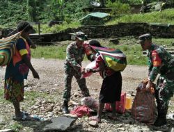 Begini Cara Babinsa Lakukan Pendekatan Dengan Masyarakat di Mimika