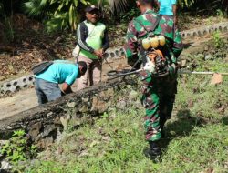 Satgas Yonif 713/ST Pos Kout Gelar Aksi Bersih Dengan Warga di Gua Maria