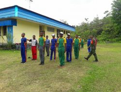 Jelang HUT RI ke 74, Babinsa Koramil Biak Barat Ajarkan Latihan PBB