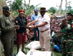 Wabup Kunjungi Kampung Waga-Waga Serahkan Bantuan Alat Kerja