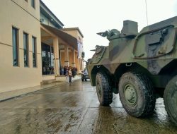 Pasukan Gegana Brimob Detasemen B Lakukan Sterilisasi Gedung Pelaksanaan Pleno Penetapan Perolehan Kursi Parpol dan Caleg Mimika 2019-2024