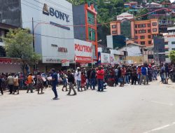 Ratusan Massa Blokade Jalan Utama, Kota Jayapura Lumpuh