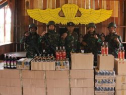 Satgas Pamtas Yonif Mekanis Raider 411/PDW Kostrad Amankan Dua Pemilik Ribuan Botol Miras Ilegal di Perbatasan