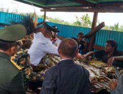 Usai Upacara HUT RI, Tim Kemenhan Rayakan Kemerdekaan Dengan Bakar Batu Bersama Masyarakat Perbatasan