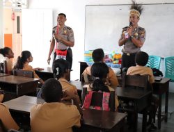 Binmas Noken Polri Gelar Polisi Pi Ajar di SD YPPK Tiga Raja Kabupaten Mimika