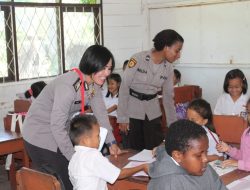 Binnas Noken Polri Pi Ajar di SD Negeri Inpres Oyehe Nabire