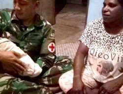 Pak TNI Bantu Persalinan Mama Ridolop di Merauke