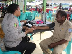 Wujudkan Papua Damai, Polisi Bhakti Sosial Kesehatan di Kalkhote Sentani