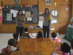 Polisi Pi Ajar di Pendidikan Anak Usia Dini Mulia Puncak Jaya