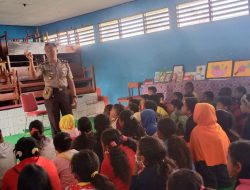 Polisi Pi Ajar di SDN 1 Wamena