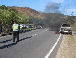 Diduga Korsleting, Sebuah Mobil Escudo Terbakar di Sentani