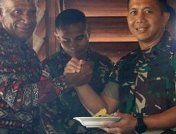 Syukuran HUT Kampung Wonorejo, Satgas Pamtas Yonif Raider 300/Bjw Liwetan Bersama Masyarakat
