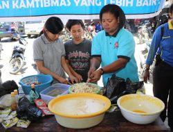 Wakil Ketua Bhayangkari Papua Ikut Bantu Proses Olah Makanan Bagi Pengungsi di Wamena