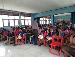 Polisi Pi Ajar di SMP N 2 Arso Keerom
