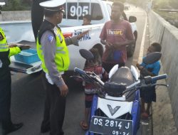 Akibat Stop Lalu Parkir di Jalan Ring Road Hamadi, 5 Pengendara Ditilang