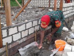 Babinsa Koramil di Yapen Bantu Pembangunan Gedung Sekolah SMP