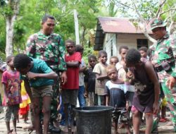 Cara Pak TNI Ajari Anak Kampung Kogir Agar Rajin Gosok Gigi
