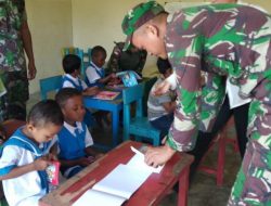 Begini Cara Pak Tentara Ajarkan Ade PAUD di Kampung Pitewi