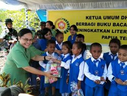 Dharma Pertiwi Kodam XVII/ Cenderawasih Serahkan Bantuan Buku Tulis Untuk TK Hang Tuah Hamadi