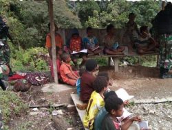 Kegiatan Belajar Mengajar Anak-Anak Kampung Tirineri di Pandu TNI