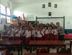 Polisi Pi Ajar di SDN Inpres Oyehe Nabire