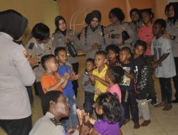 Polwan Polres Merauke Gelar Pemulihan Trauma Bagi Anak-anak Pengungsi Dari Wamena