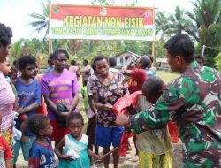 Satgas TMMD di Mappi Bagikan Pakaian Kepada Warga Kampung Kogir