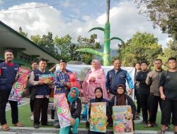 Relawan Muhammadiyah Serahkan Bantuan Kepada Pengungsi Wamena di Bataliyon 751/Raider