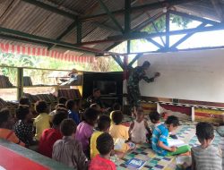 Di Sota, Siswa SD Mendapat Bimbingan Belajar Dari Pak TNI