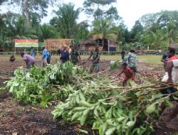 TNI dan Masyarakat Kogir Gotong Royong Bersihkan Lapangan Kampung
