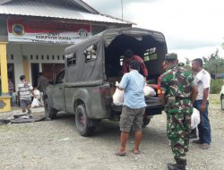 TNI dan Masyarakat Mimika Serahkan Bantuan Sosial Kepada Warga Pengungsi Wamena-Ilaga