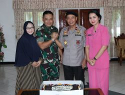 Wakapolda Papua Berikan Kejutan Untuk Kasdam di HUT TNI ke-74