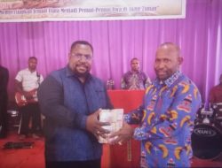Dukung Pembangunan Gereja GIDI Efata, Bupati Mamteng Bantu Rp300 Juta