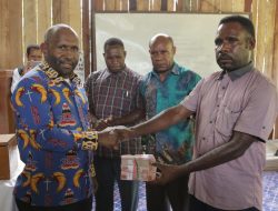 Kunjungi Dua Jemaat GIDI, Bupati Mamteng Bantu Rp200 Juta