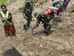 Bagikan Bibit Tanaman, Pasiter Turun Langsung Lakukan Penanaman Perdana