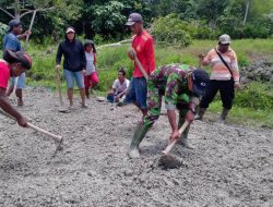 Babinsa dan Warga Kampung Sawara Kerja Bhakti Timbun Jalan Berlubang