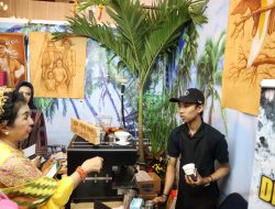 Begini Tanggapan Pengunjung Saat Nikmati Kopi Wamena di Stand Kodam Cenderawasih