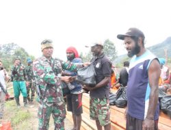 TNI Bagikan 150 Paket Sembako Kepada Masyarakat Kampung Muaragame