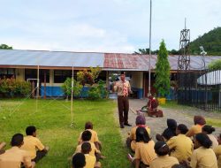 TNI Berikan Pembinaan Kepada Anggota Pramuka di SMPN 2 Serui