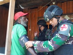 TNI Gelar Patroli dan Layanan Kesehatan Keliling di Wamena