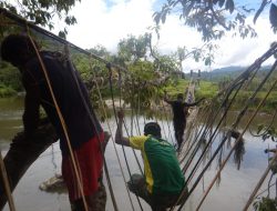 TNI dan Masyarakat di Distrik Iwur dan Oksibil Kerja Bakti Perbaiki Jembatan Gantung