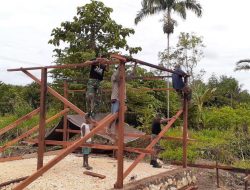 TNI dan Masyarakat di Keerom Gotong Royong Bangun Balai Kampung