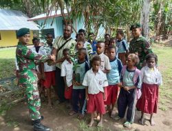 TNI Ajak Guru dan Pelajar SD Rawa Biru Hijaukan Lingkungan