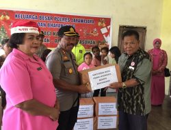 Kapolres Jayawijaya Berbagi Kasih Natal