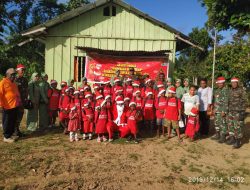 Horeee… Pak Danramil Bawa Kado Natal di Kampung Rotea
