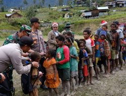 Polri dan TNI Gelar Layanan Kesehatan Gratis dan Bakar Batu Bagi Masyarakat Intan Jaya
