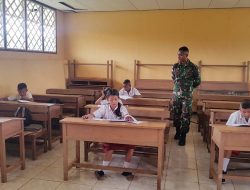 Prajurit TNI Dipercayakan Jadi Pengawas Ujian di SD Inpres Bupul 13