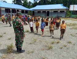 TNI Bantu Ibu Guru ‘Ngajar’ di SD YPK Pikere Arso Timur
